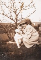 Cornelia mit ihrer Mutter in Croydon, England
