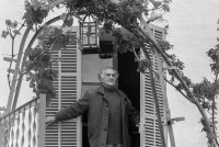 Richard Ziegler vor seinem Haus in Selva